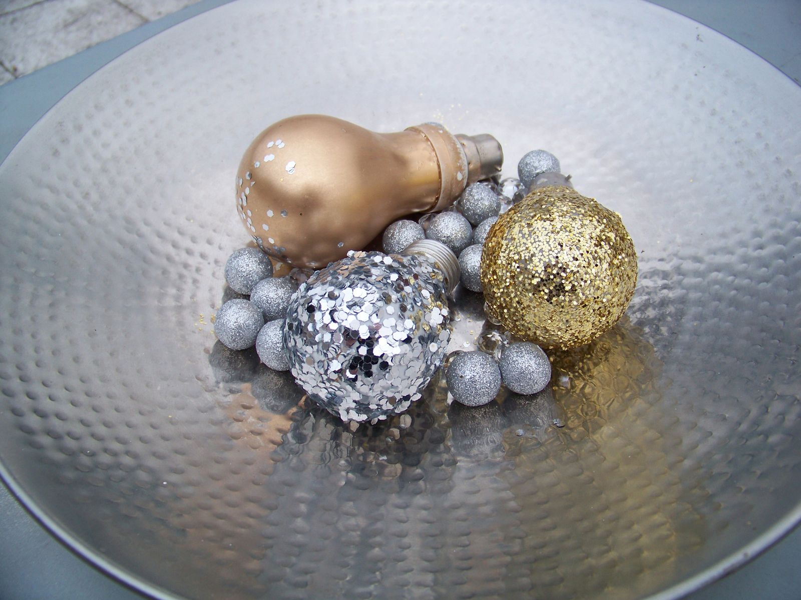 L'ampoule recyclée en boule de noël .. - anniecartonne.overblog.com
