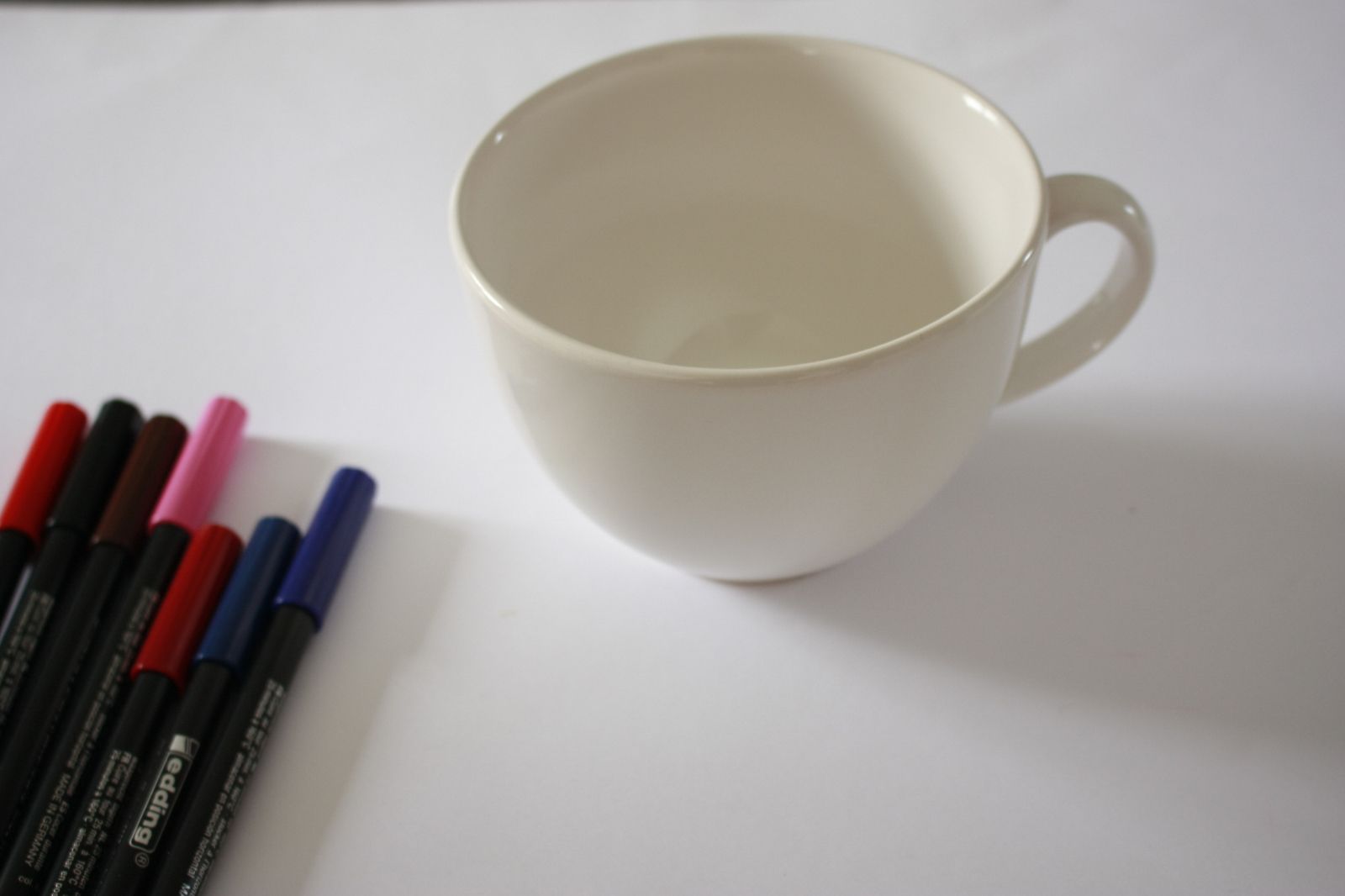 Personnaliser une tasse grâce aux feutres spéciaux porcelaine !!