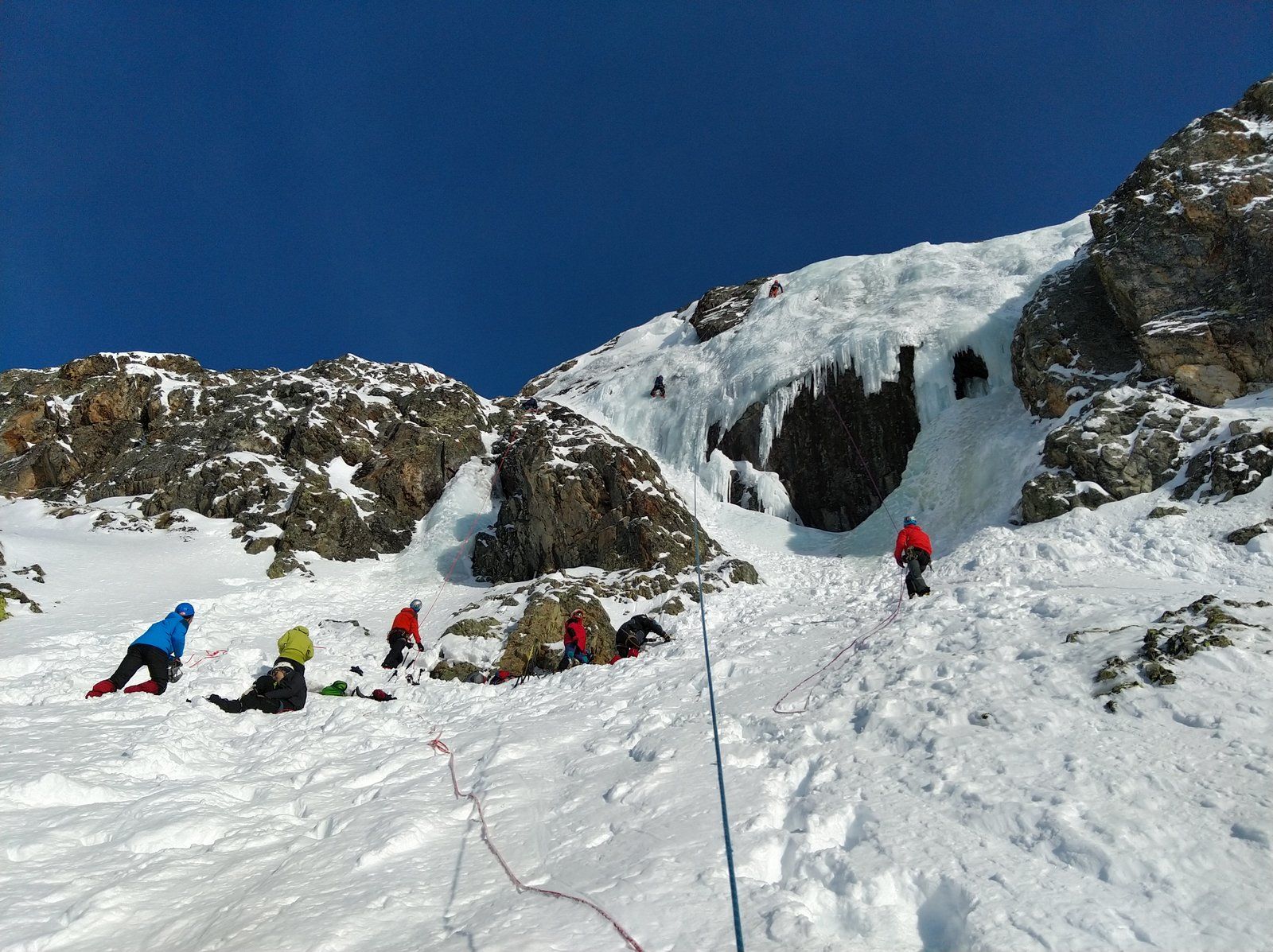 CAF GI jeunes école d'aventure cascade de glace