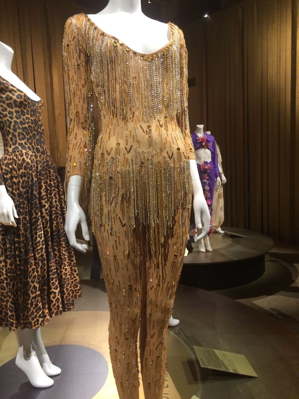 Dalida sa garde robe de la ville a la scene une emouvante exposition au musee Galliera Route 66
