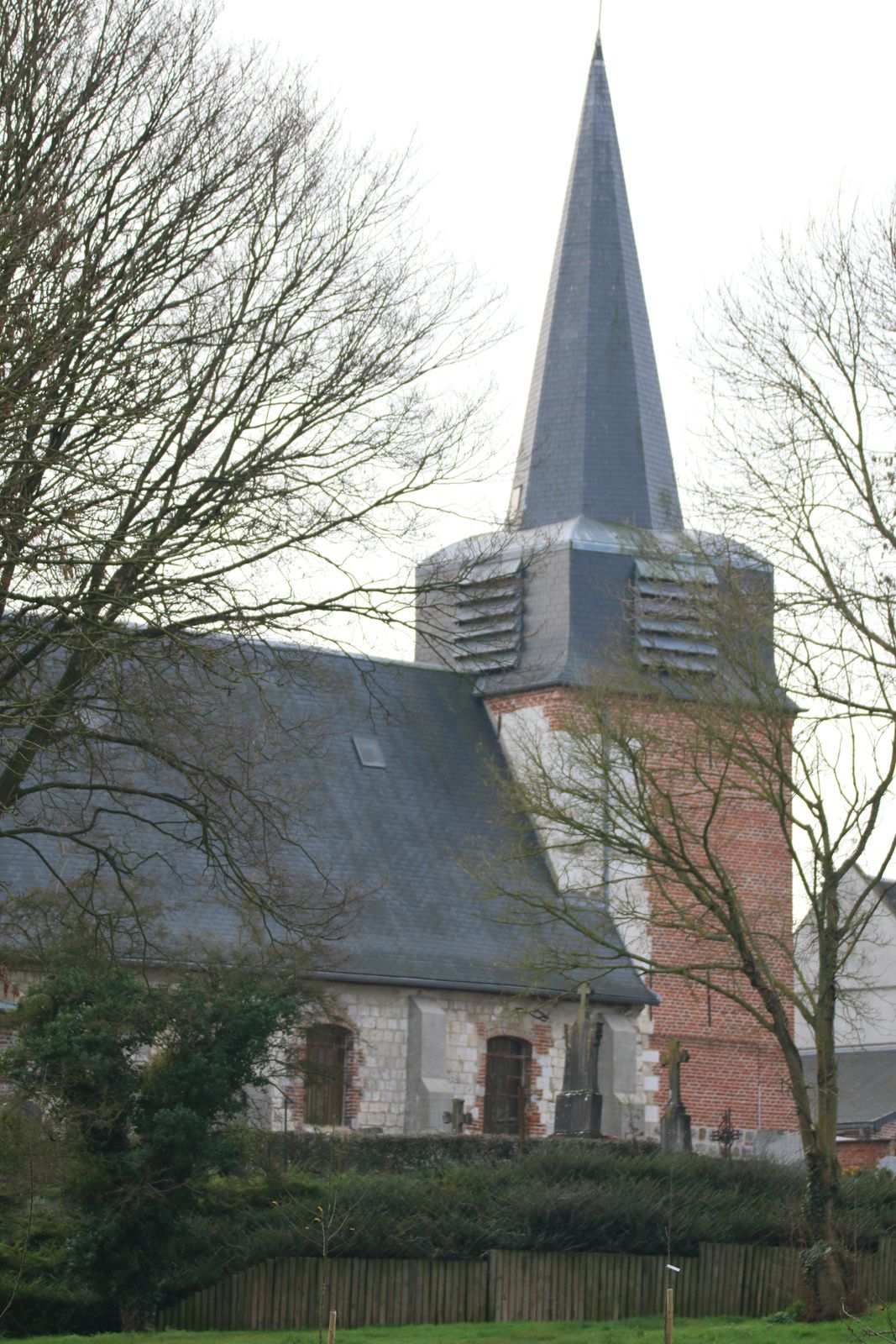 L'église, vue de la source.