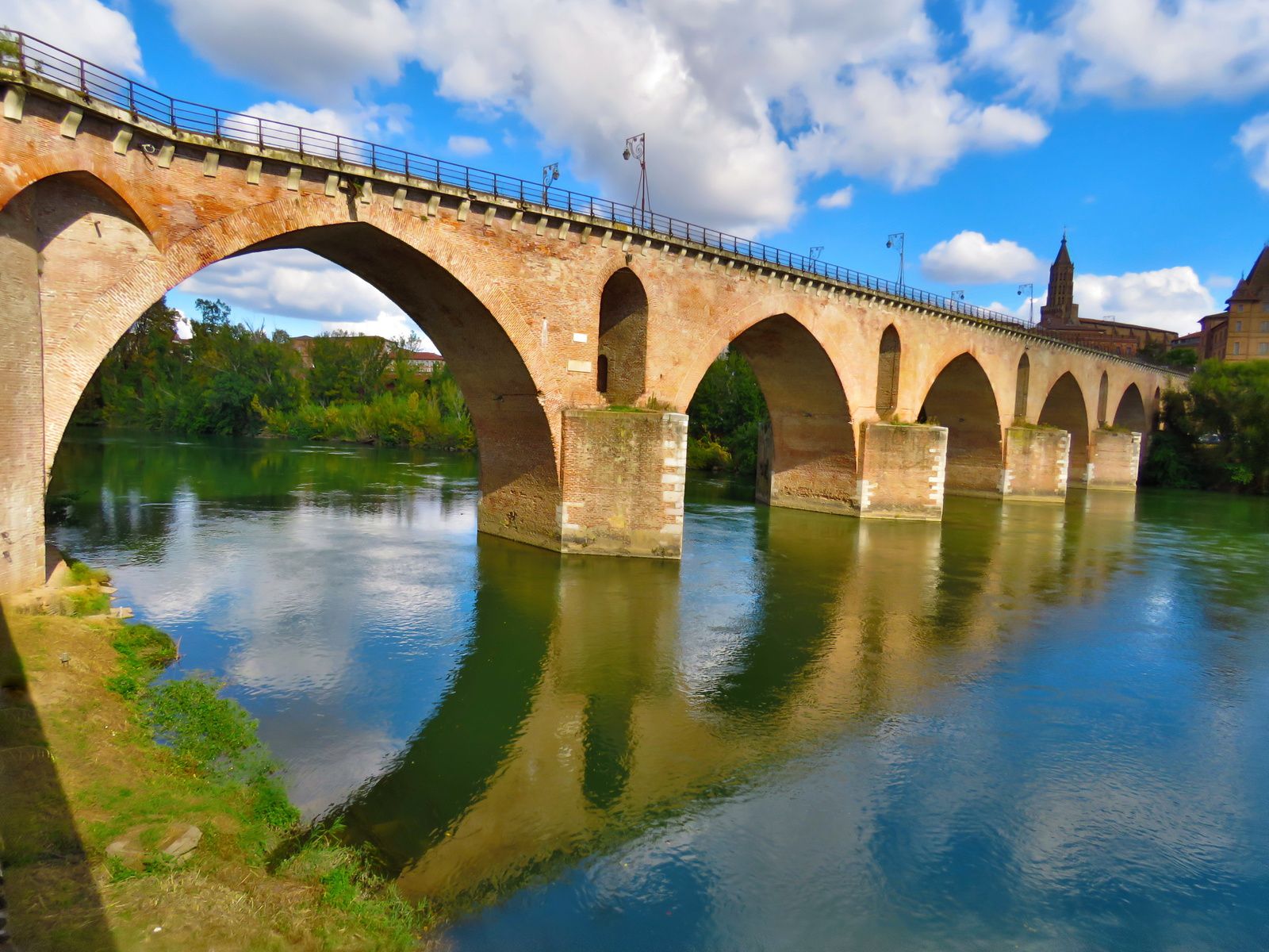 un pont en reflet à Montauban