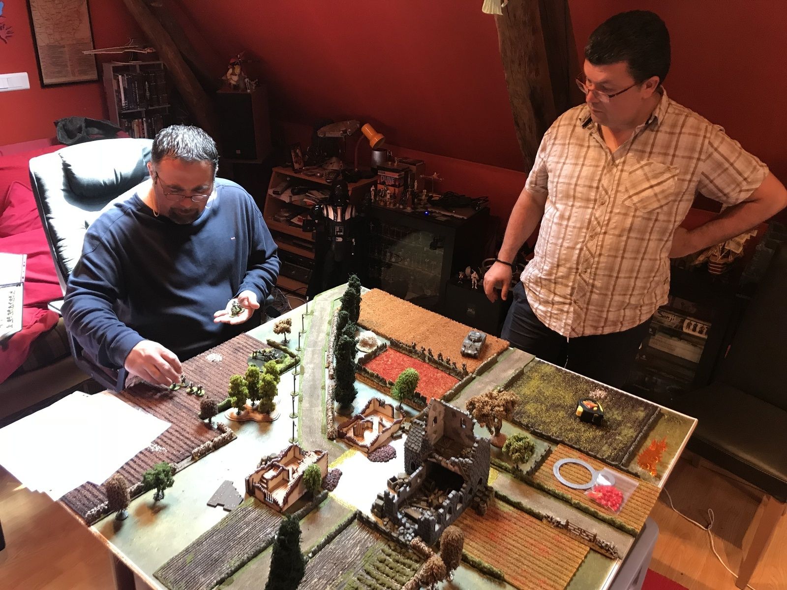 Les Alliés ! se positionnent en premier sur les bords de leur table et dans l'angle