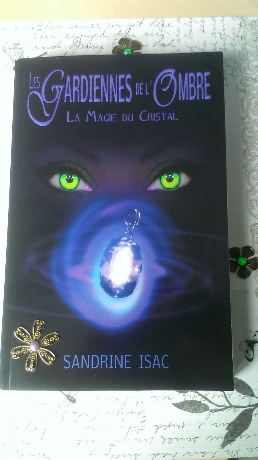 Extrait Les Gardiennes de l'Ombre - La Magie du Cristal - Tome 1 de Sandrine Isac
