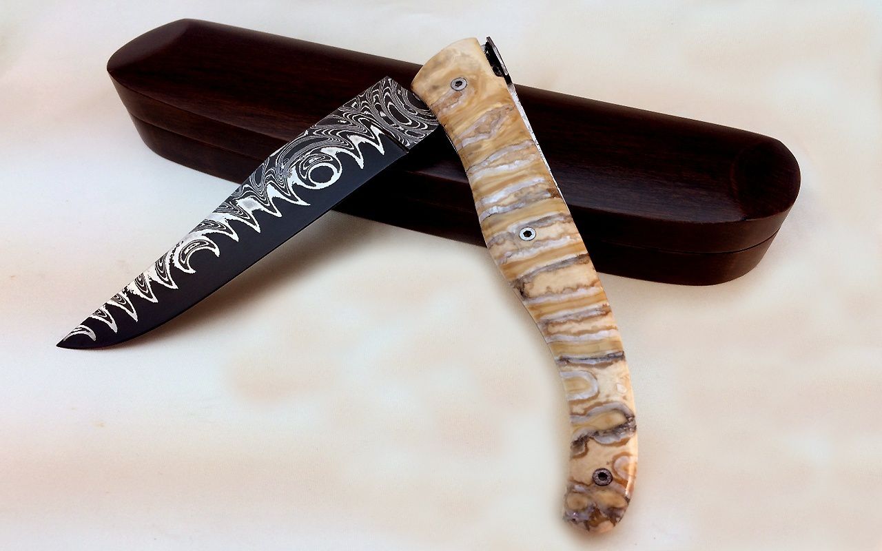 Couteau Laguiole en ivoire de mammouth damas carbone ressort ciselé
