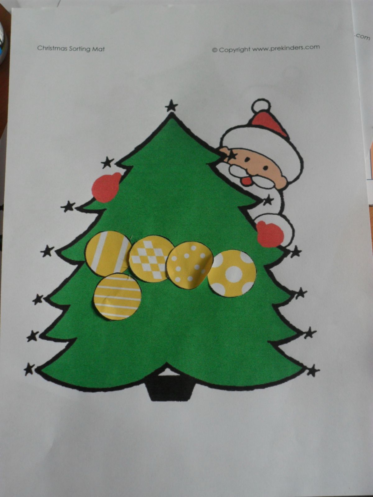 Alana a collé toutes les boules jaunes