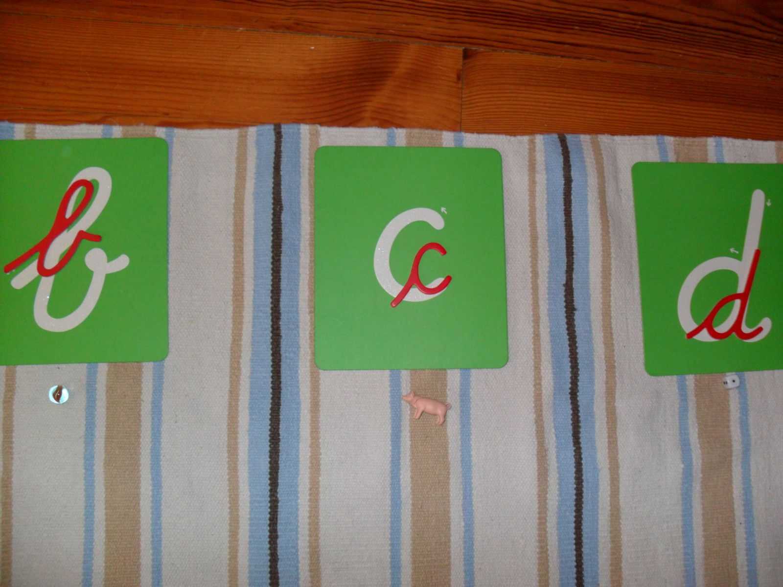 Associer des objets aux lettres rugueuses (bille commence par b)