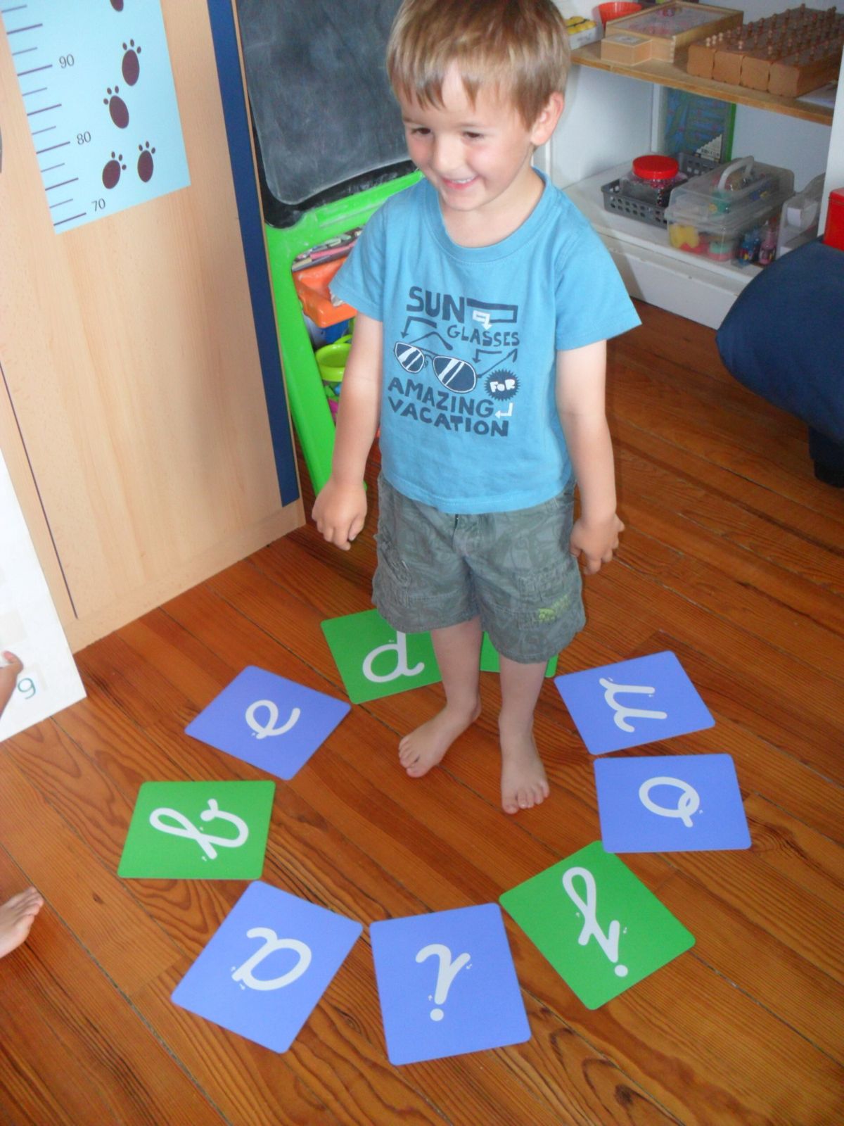 Demander à l'enfant de se placer au milieu du cercle.
