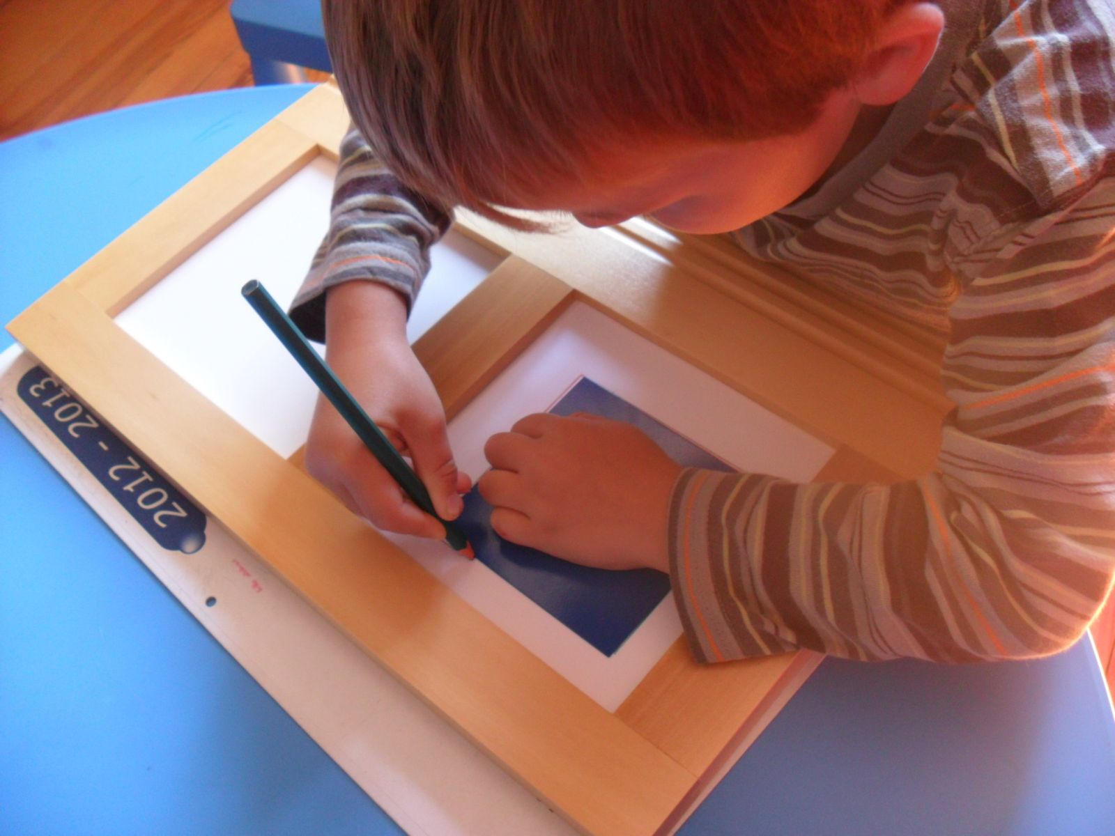 Il change de couleur pour tracer autour de la forme bleue, après avoir pris soin de poser exactement la forme bleue sur le contour tracé précédemment.