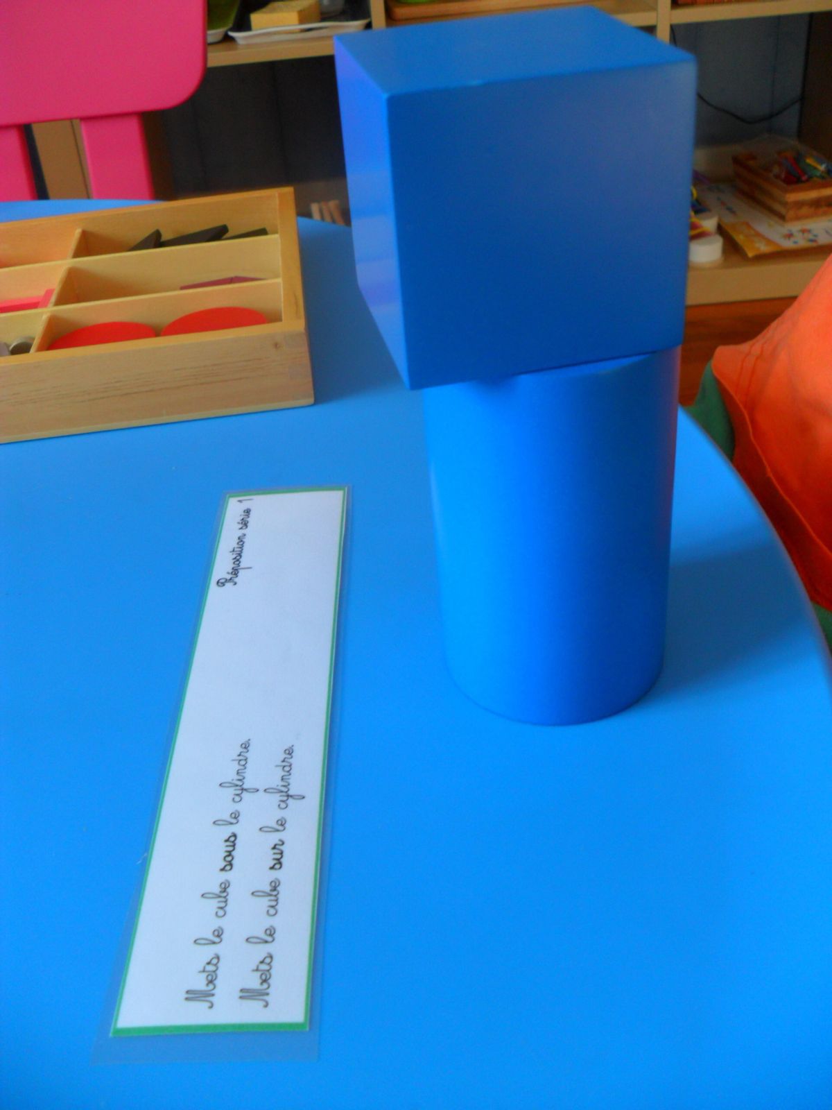 "Mets le cube sur le cylindre"