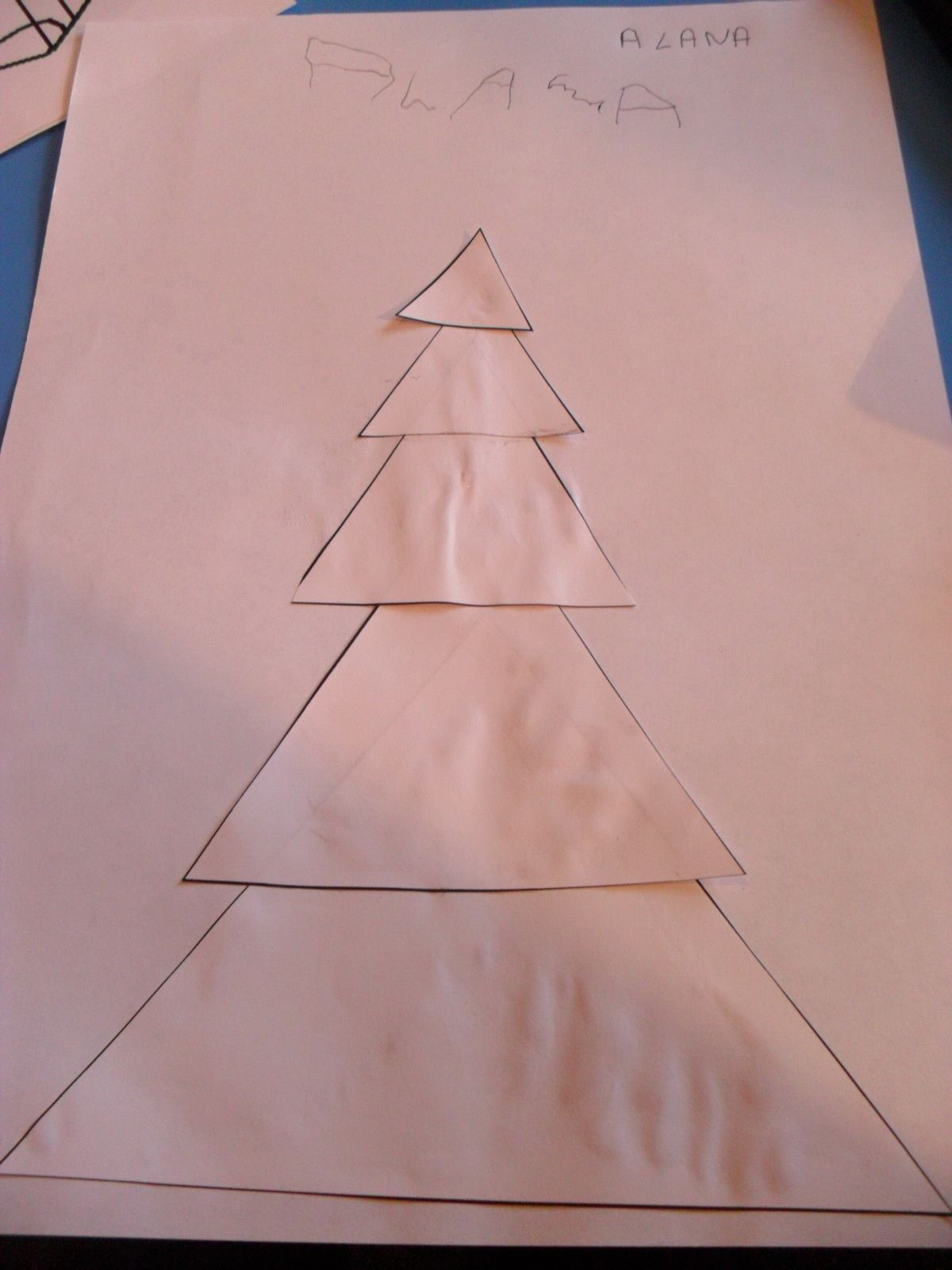Coller les triangles du plus grand au au petit pour en faire un sapin.