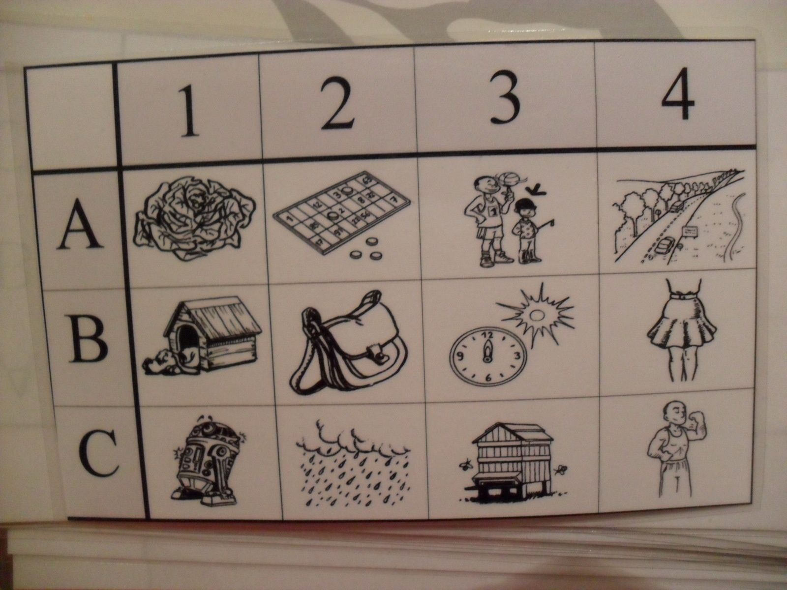 Un jeu de bataille navale sur la lecture : Cette carte-là est la mienne. Je lui dis : "lis-moi le mot en A1"