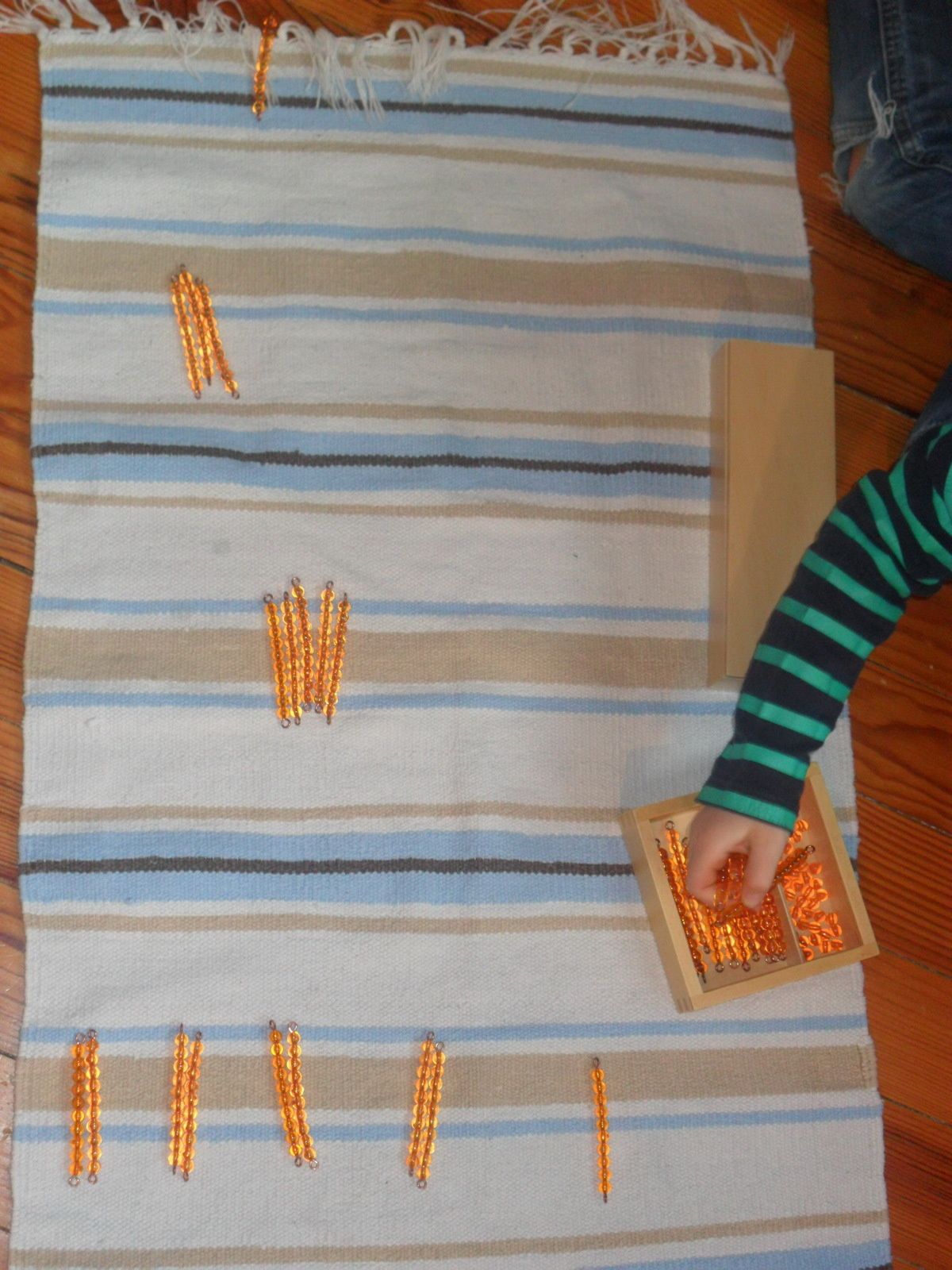 Ici, je lui demande de faire avec les perles : 10, puis 30, puis 40, puis 90, etc...