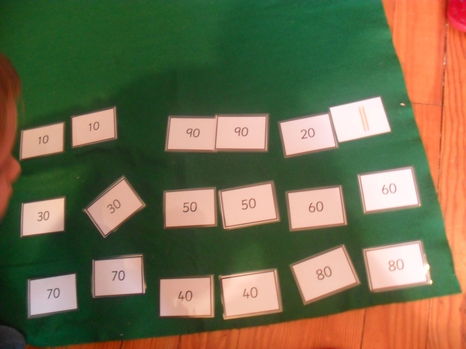 Il se corrige en retournant les cartes.