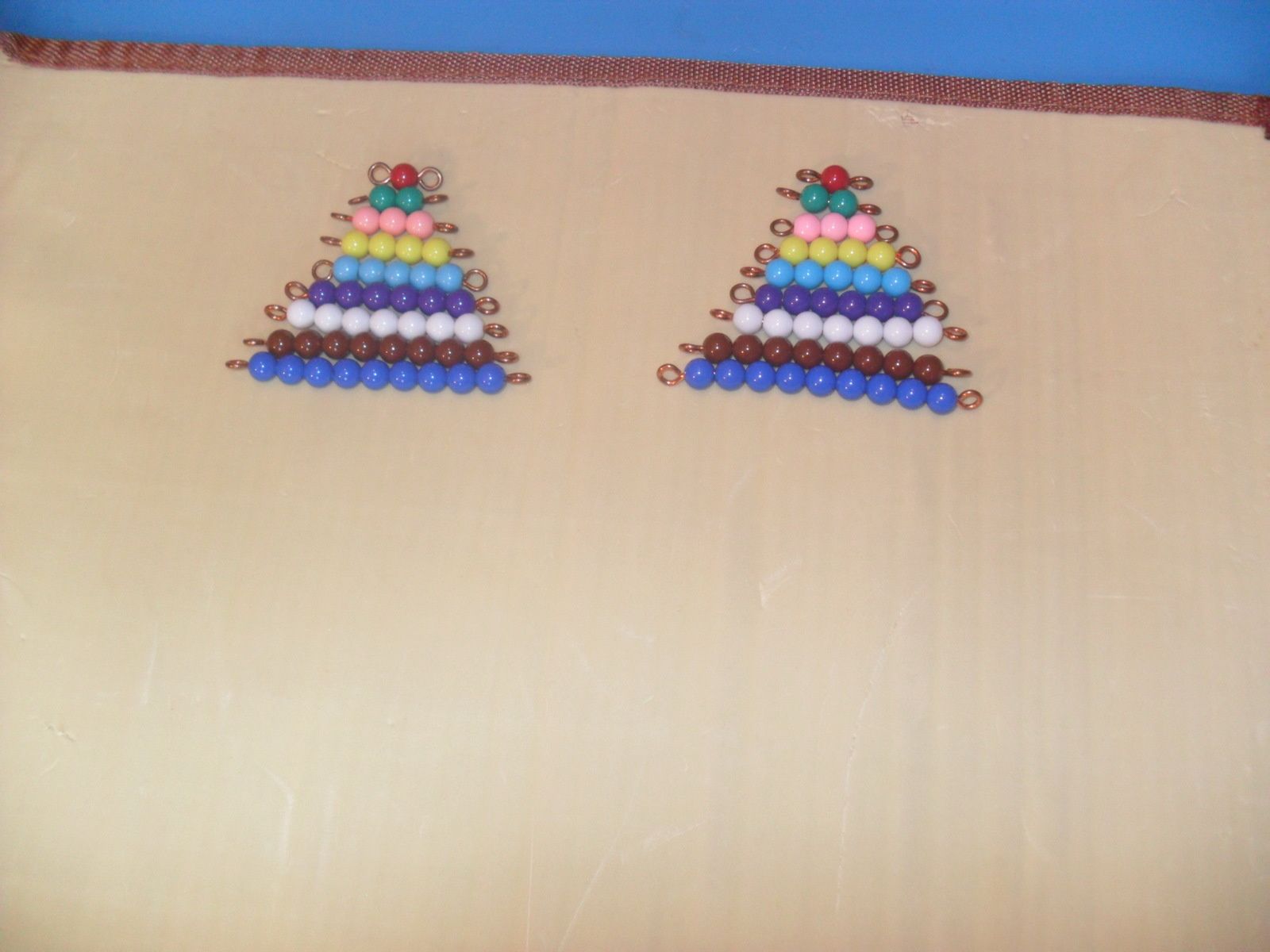 Je lui ai d'abord demandé de construire deux pyramides de perles.