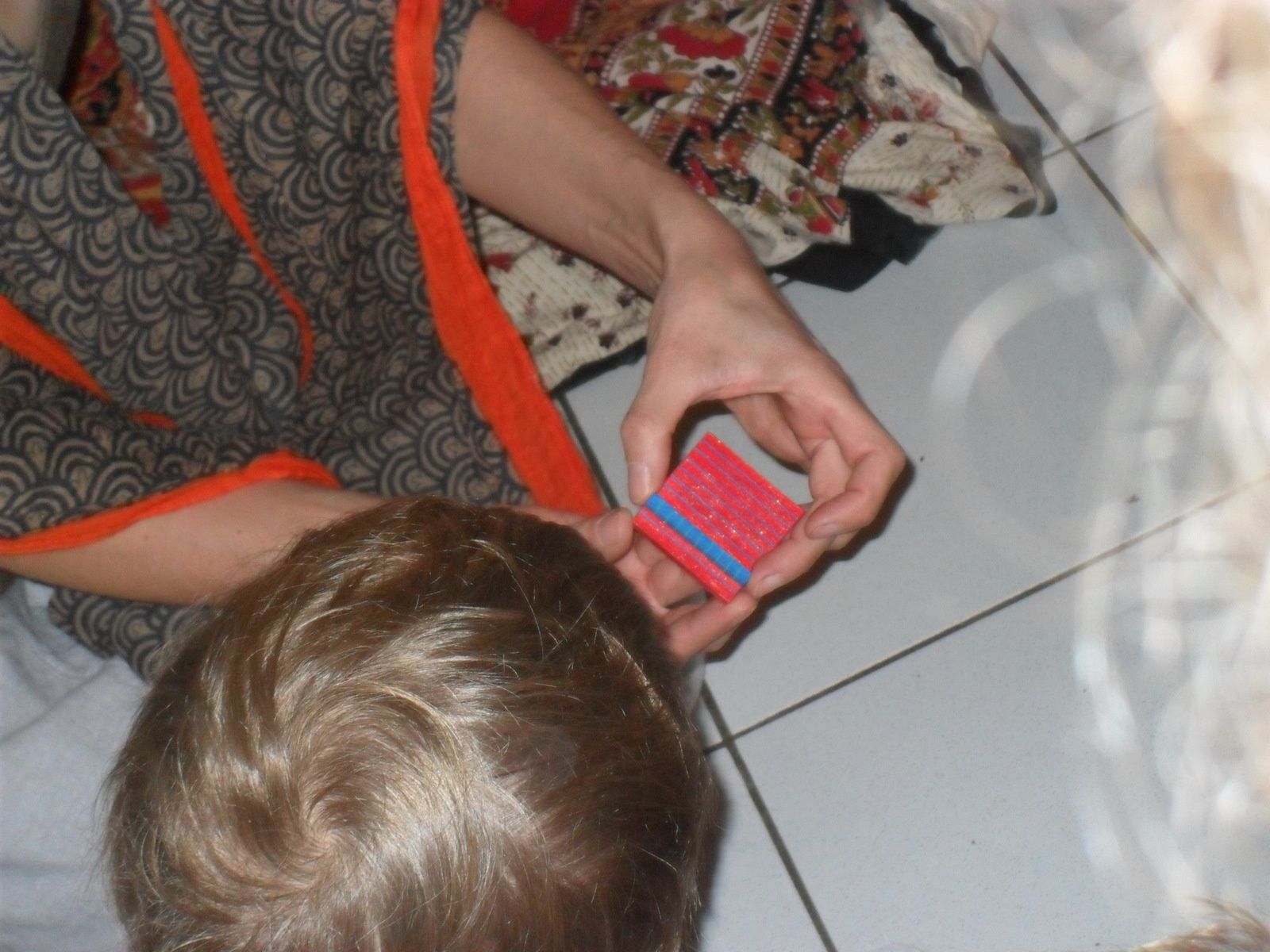 Combien de fois 10 dans 100. Les enfants comptaient en choeur.