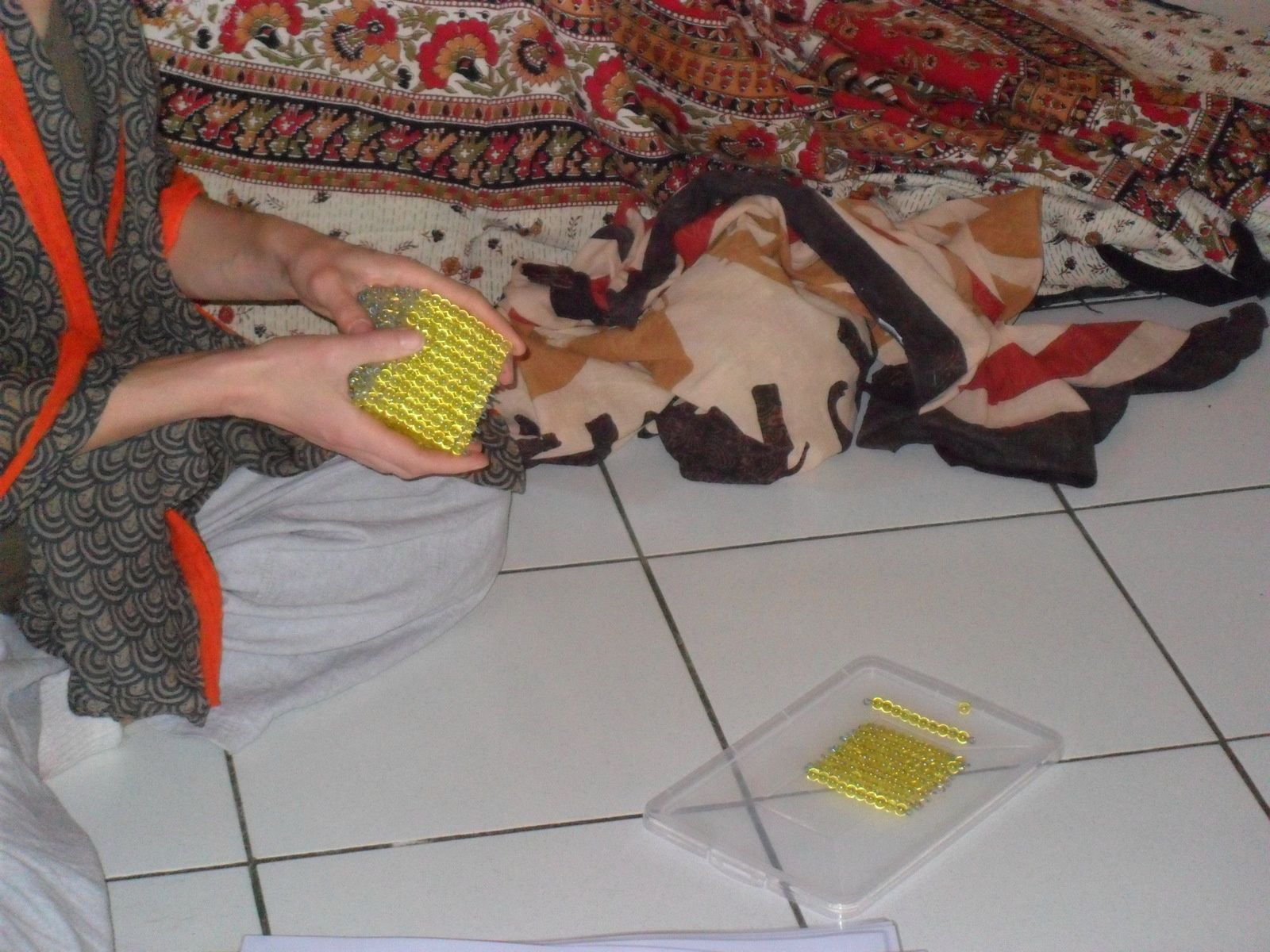 Après avoir rappelé rapidement aux enfants ce que nous avions vu pendant les autres grands récits, l'animatrice a introduit la leçon sur les mathématiques en parlant de l'importance des nombres. Question posée aux enfants : qu'est-ce qu'un nombre? Réponse attendue : une quantité. Les enfants ont pu manipuler les perles Montessori du système décimal.