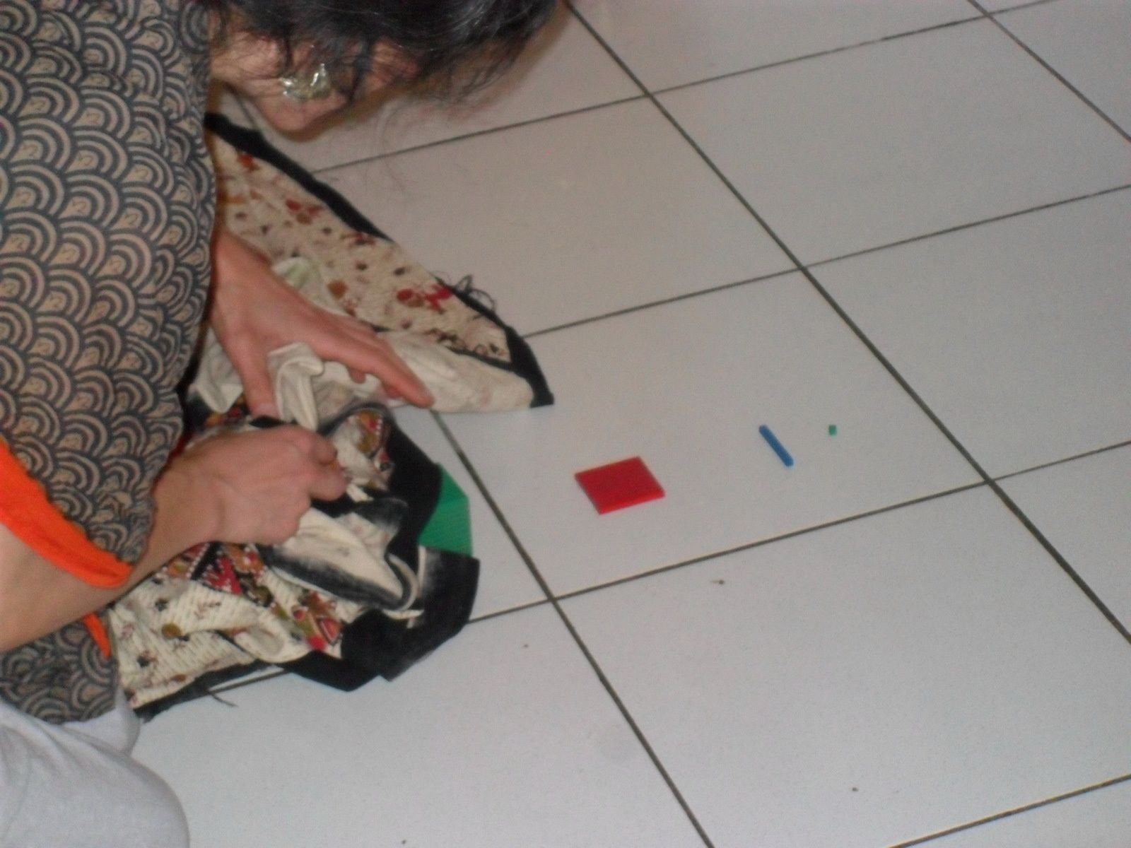 L'animatrice a ensuite sorti tout doucement le matériel de hiérarchie Montessori. Ce matériel est fantastique. Les enfants étaient émerveillés (et les adultes aussi!)