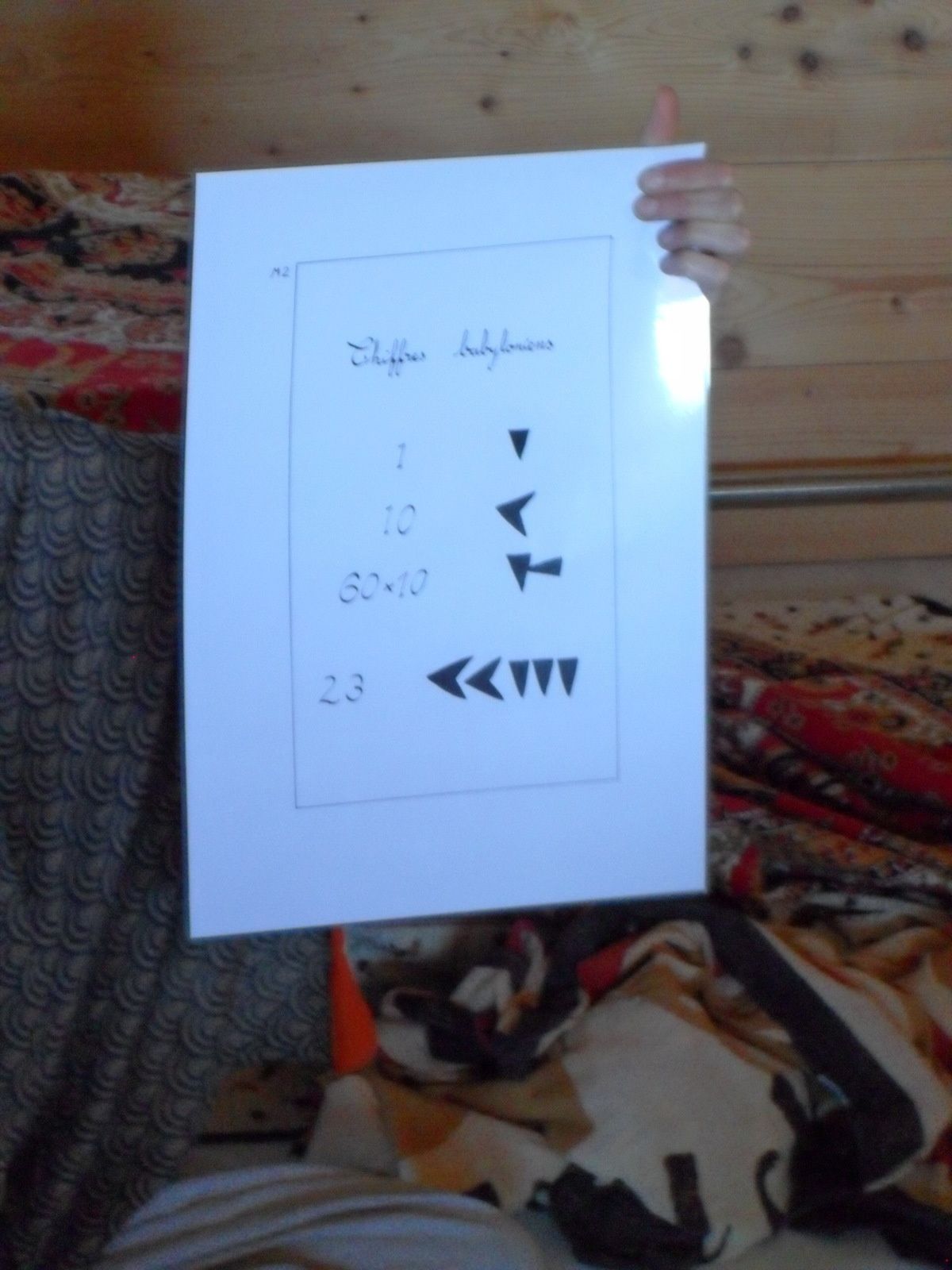 Voilà comment les 1ers nombres ont été écrits : les chiffres babyloniens. Les babyloniens ne comptaient pas en base 10, mais en base 60. Ils avaient calculé qu'un groupe d'étoiles mettait 360 jours pour revenir au même endroit.