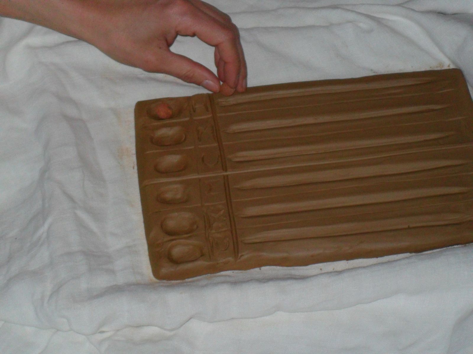 Quand on a 5 cailloux, on met un caillou dans le "trou" supérieur.