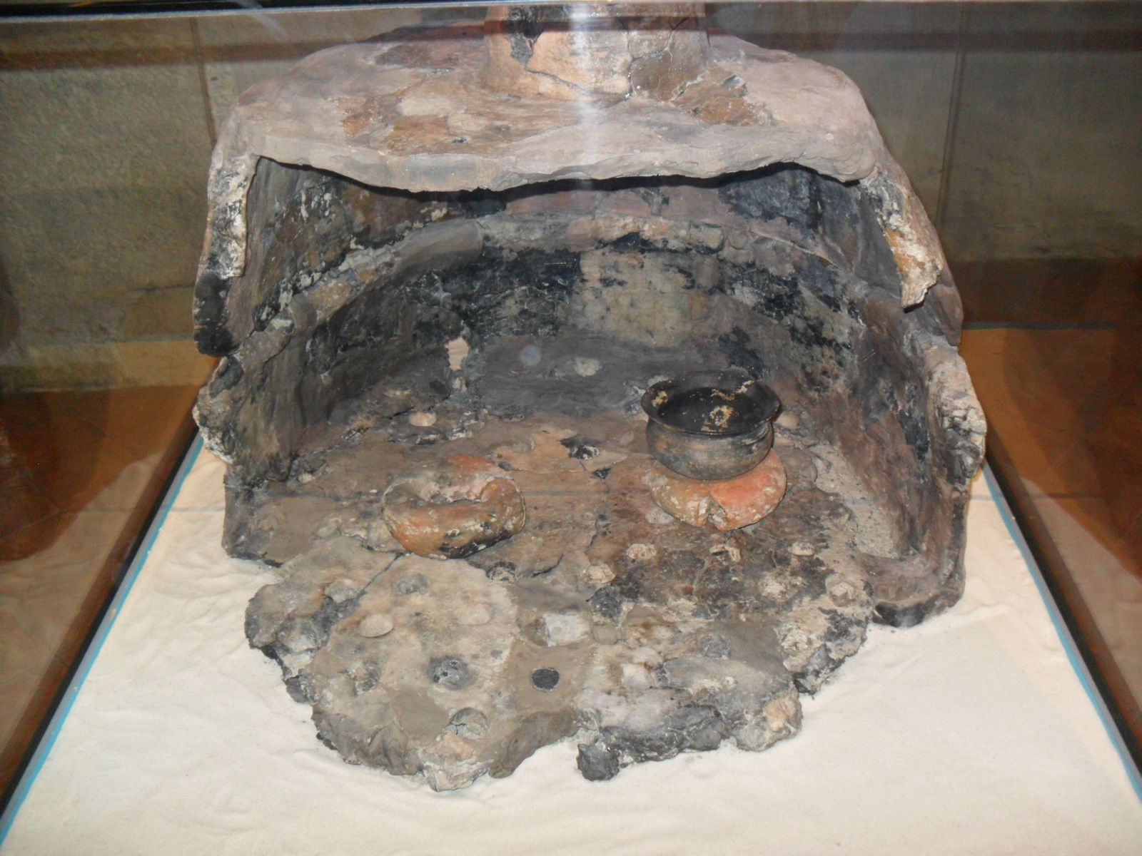 Un ancien four à poterie. Il était fait en deux parties : la partie inférieure, où l'on disposait les poteries à cuire. Cette partie est composée de gros trous car elle était posée sur le feu. Une partie supérieure, comme un couvercle. Ils rendaient les deux parties hermétiques avec un boudin d'argile qu'ils cassaient quand la cuisson était terminée.