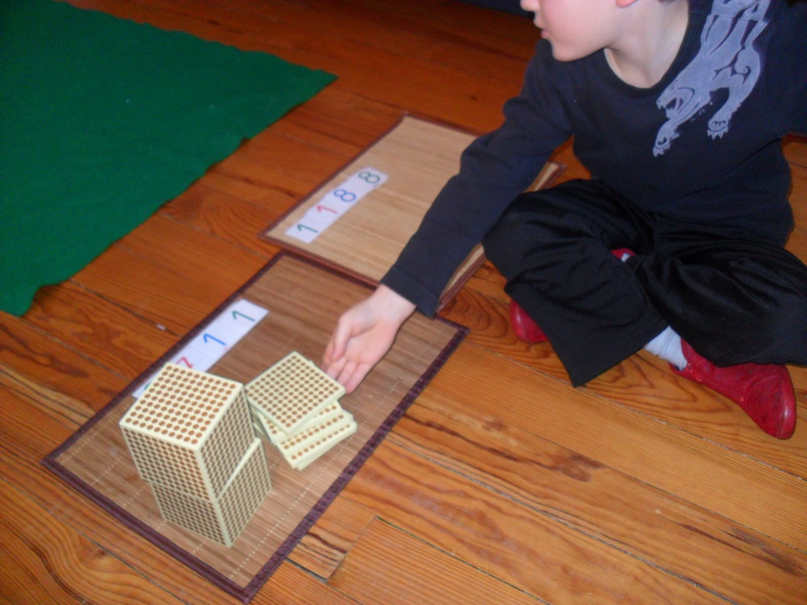 Mathieu a lu ces nombres et a posé le matériel Montessori correpondant.
