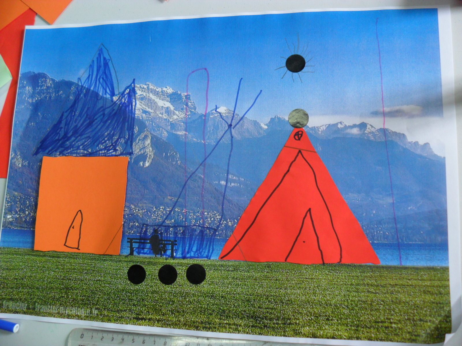 Celle de Jonah, tout dans l'imaginaire : au milieu, en bleu, c'est un volcan qui crache du feu et les gommettes noires sur l'herbe, ce sont des boules de magma.