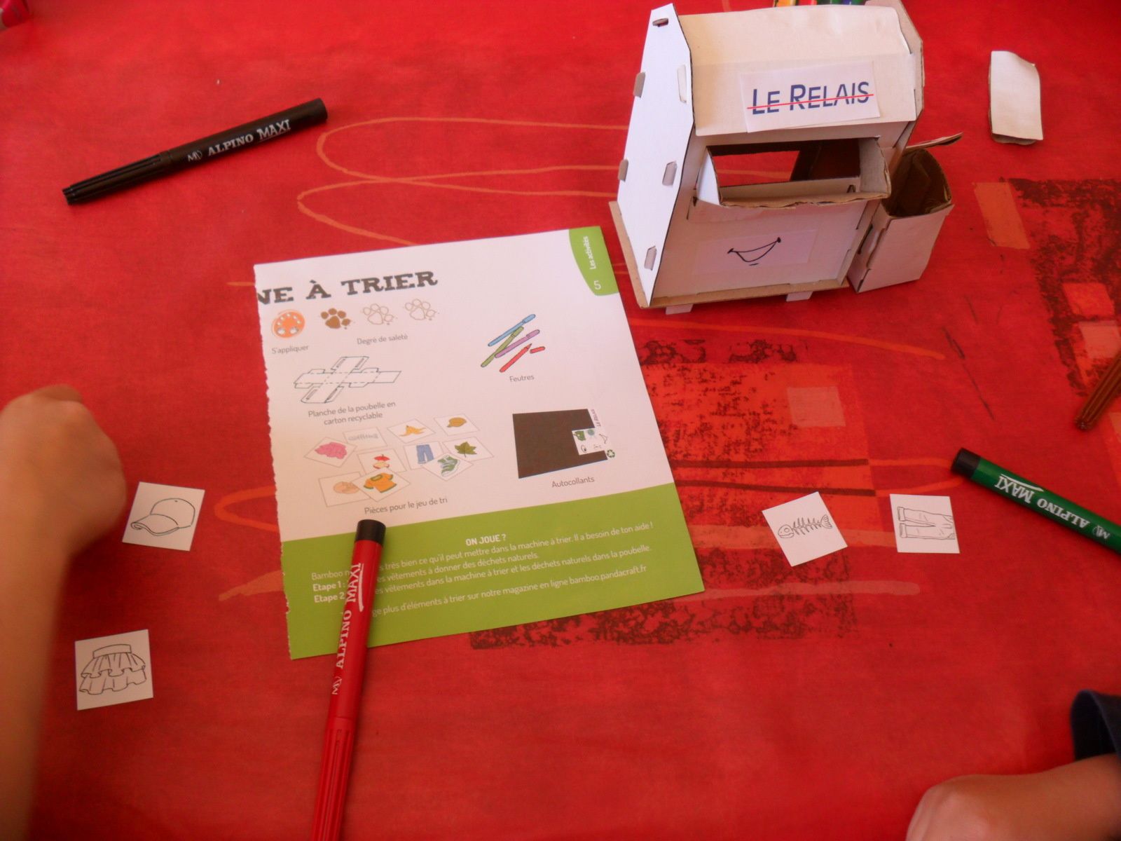 Il ne reste plus qu'à jouer à trier : les vêtements que l'on peut recycler dans le relais, les autres objets à la poubelle.