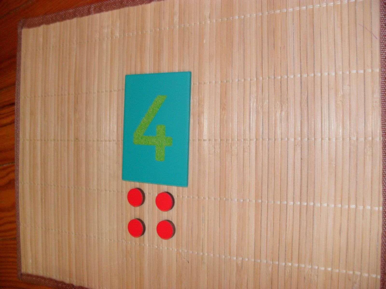 Elle les pose en ligne, je lui montre ensuite comment les poser correctement (en vue d'une future leçon sur pair et impair).