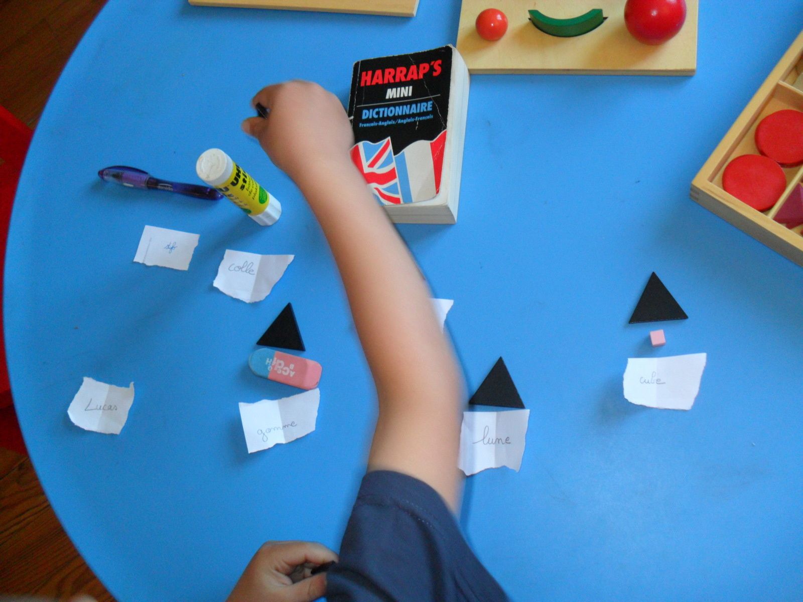 Mathieu place les symboles du nom au-dessus de chaque étiquette.