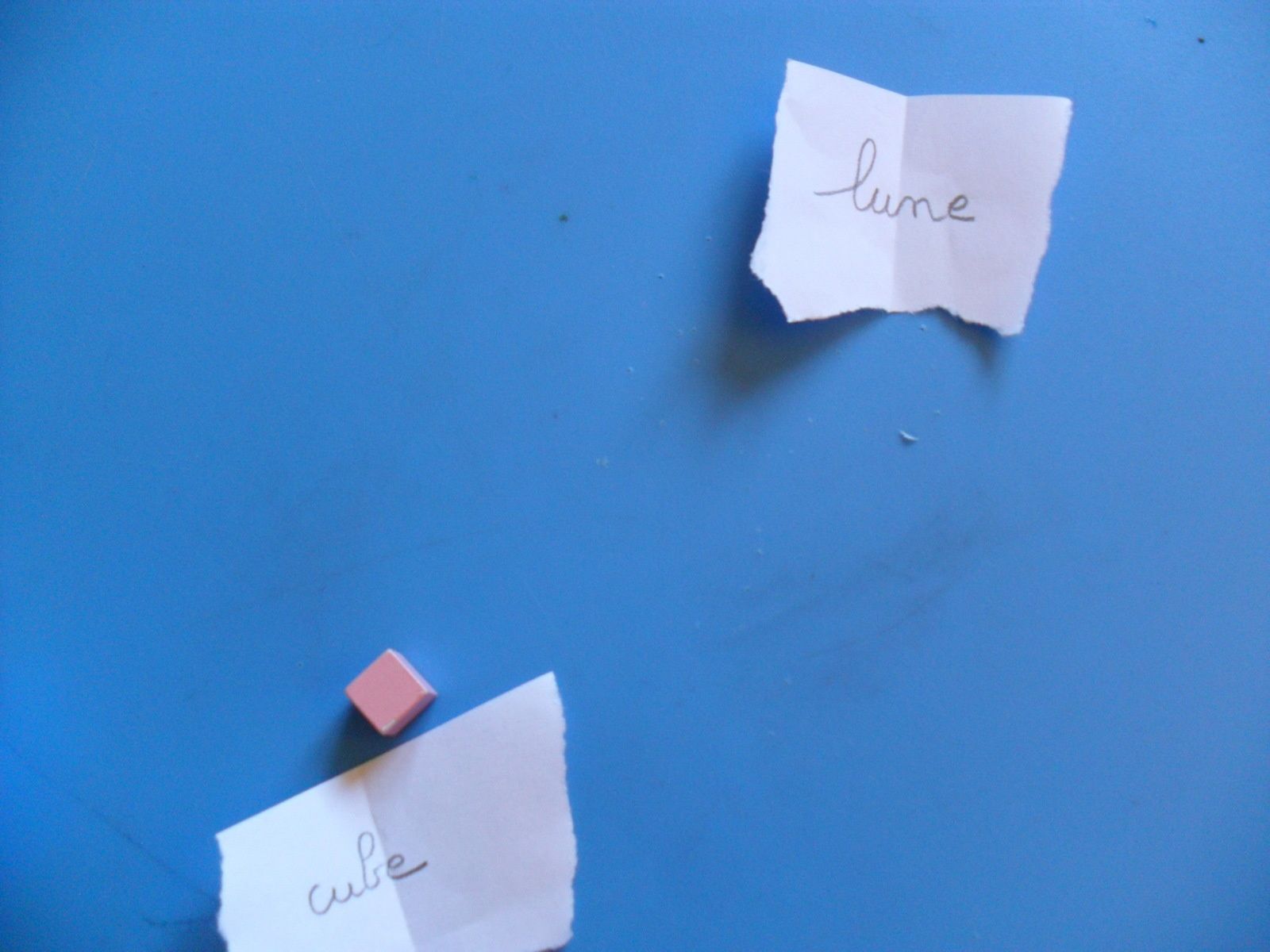 Avec le mot "lune", on montre à l'enfant que le nom peut aussi désigner quelque chose que l'on ne peut pas toucher ni attraper.