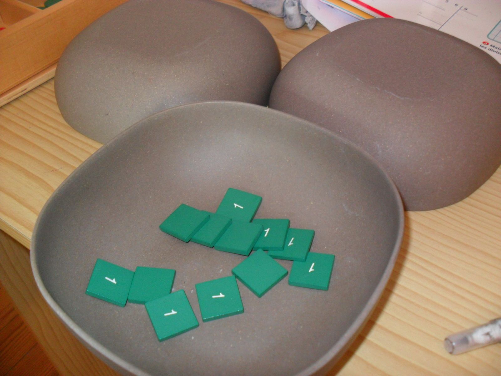 Quand il a fini de partager les timbres d'une catégorie, il retourne le bol.