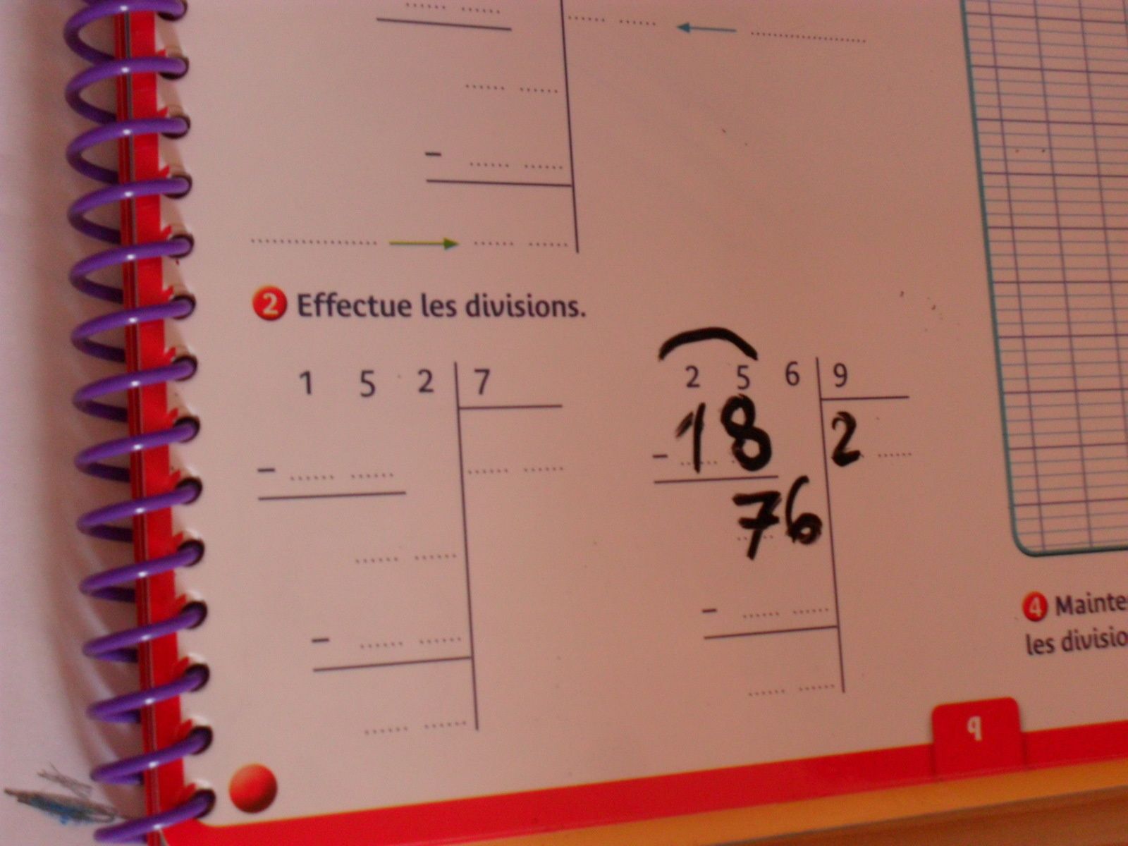 Il complète l'ardoise au fur et à mesure.