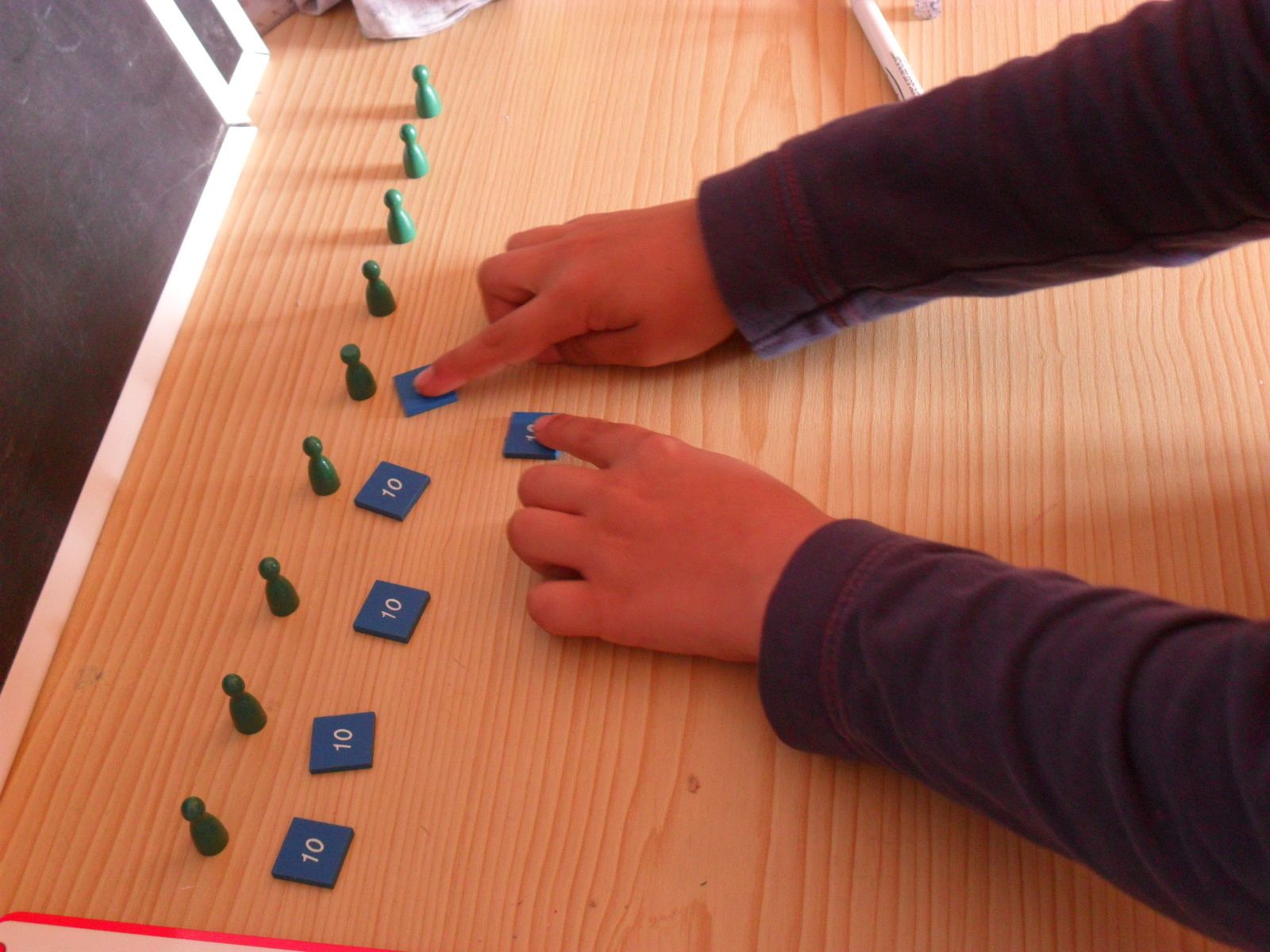 Il distribue les dizaines.