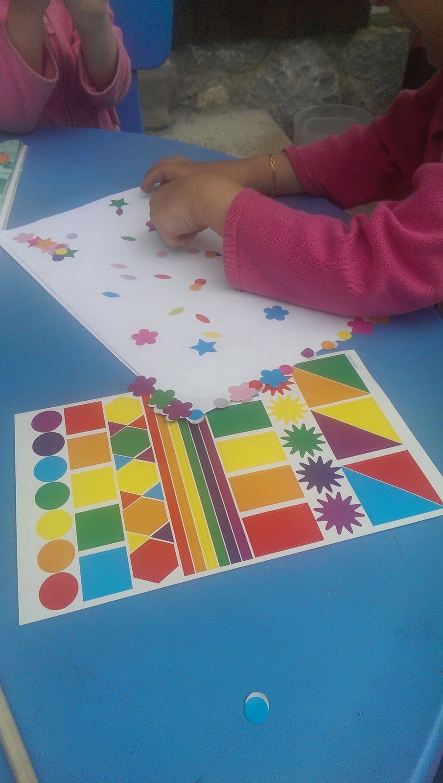 Coller de jolies gommettes pour la fête des pères.