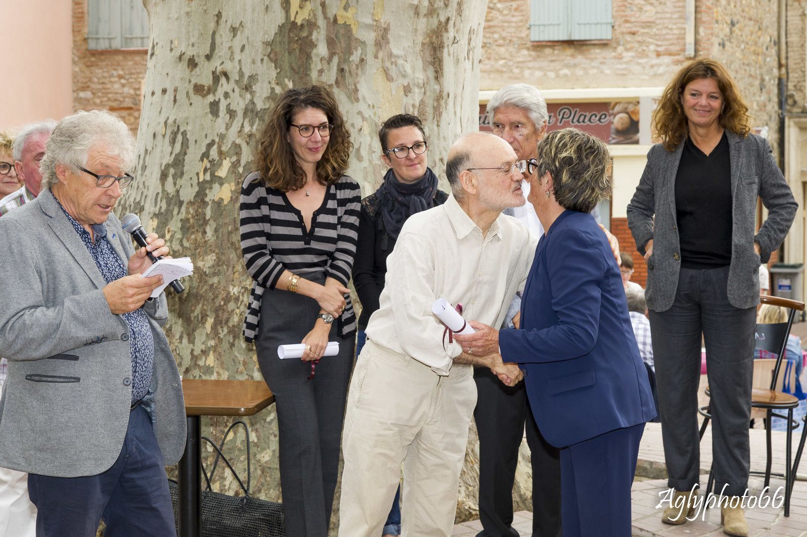 Lluis-Anton Baulenas reçoit son prix Jean Morer (100 bouteilles de vin) des mains de Martine Delcamp, adjointe à la culture. 
