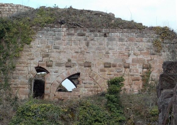 Le mur bouclier du Château de Dreistein