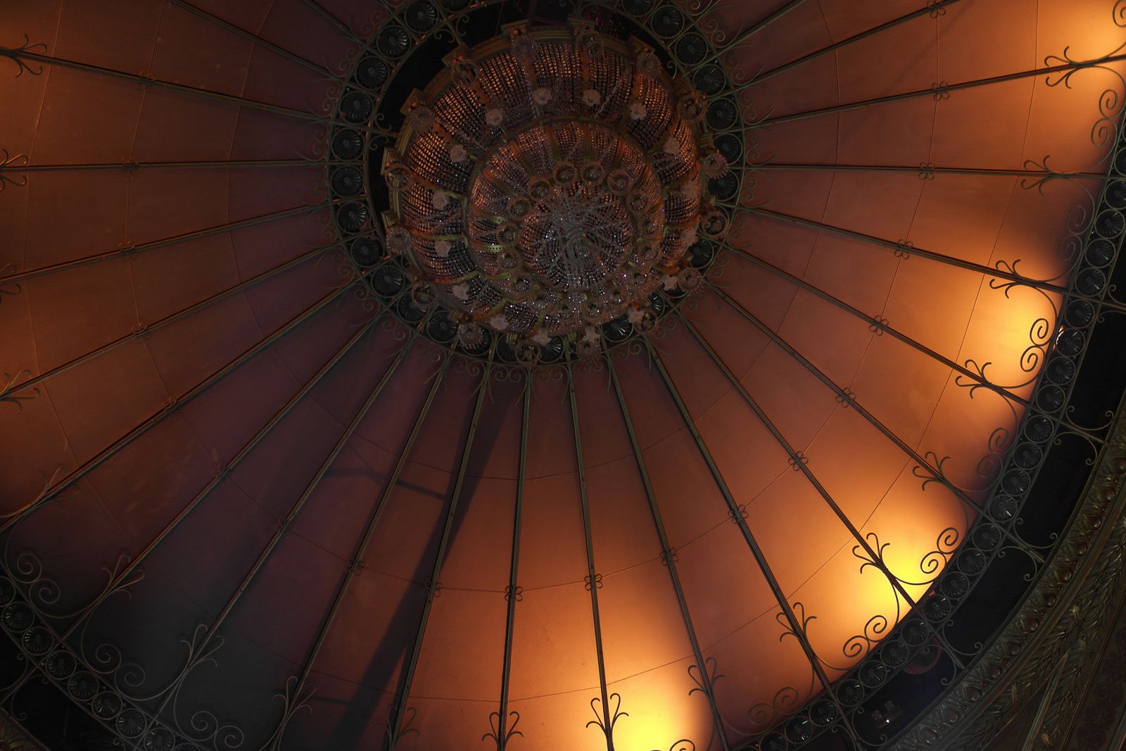 Le plafond vitré et son lustre