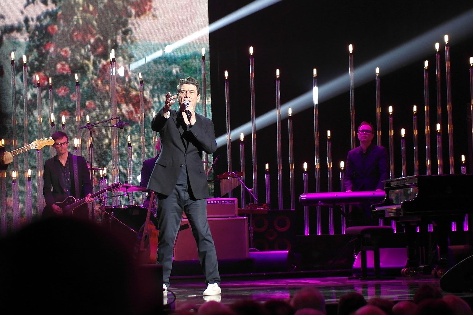 "Morceaux d'amour" une de ses dernières chansons. "J't'emmènerai au bord de la mer / Respirer l'air de la mer / Comme tu dis pour changer d'air / Y'a pas mieux que la mer /