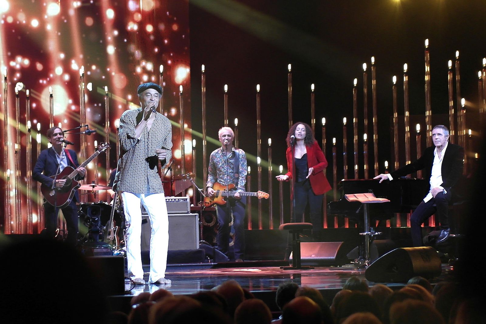 Petit regarde cet étang / Des femmes y nagent contre-courant / Petit regarde tous ces gens / Et danse et danse dans le vent