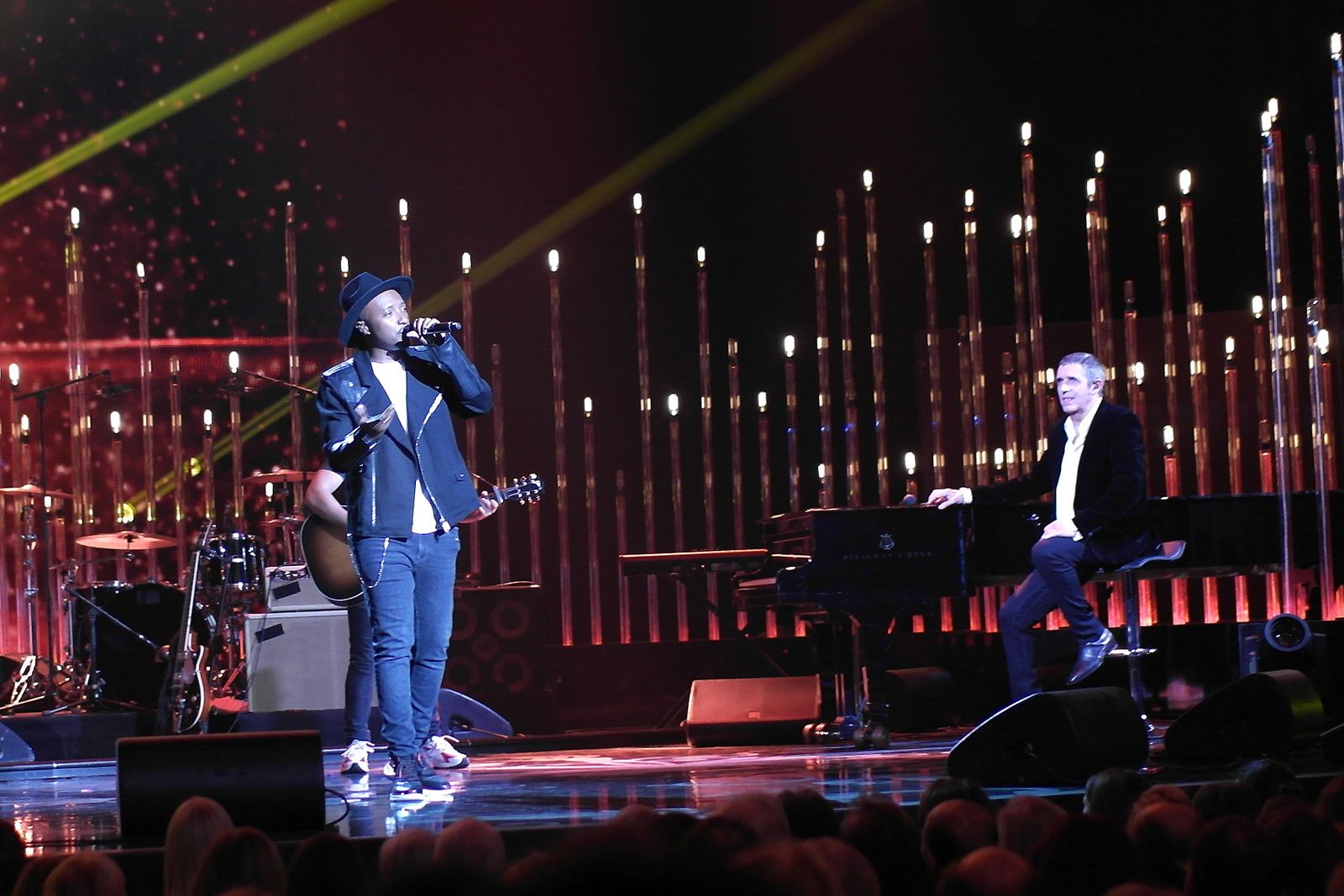 On a tous un jour eu ce moment de magie / Croisé ce héros malgré lui qui veut sauver une vie / Un mot, un sourire, une histoire et l'espoir fleuri /À tous ces héros malgré eux, j'voulais leur dire merci / On n'se connait pas mais vous m'avez tellement appris / Vos mots, vos sourires et vos larmes ont sauvé la vie / Vos combat m'ont appris à encaisser les coups / Et votre persévérance à me remettre debout