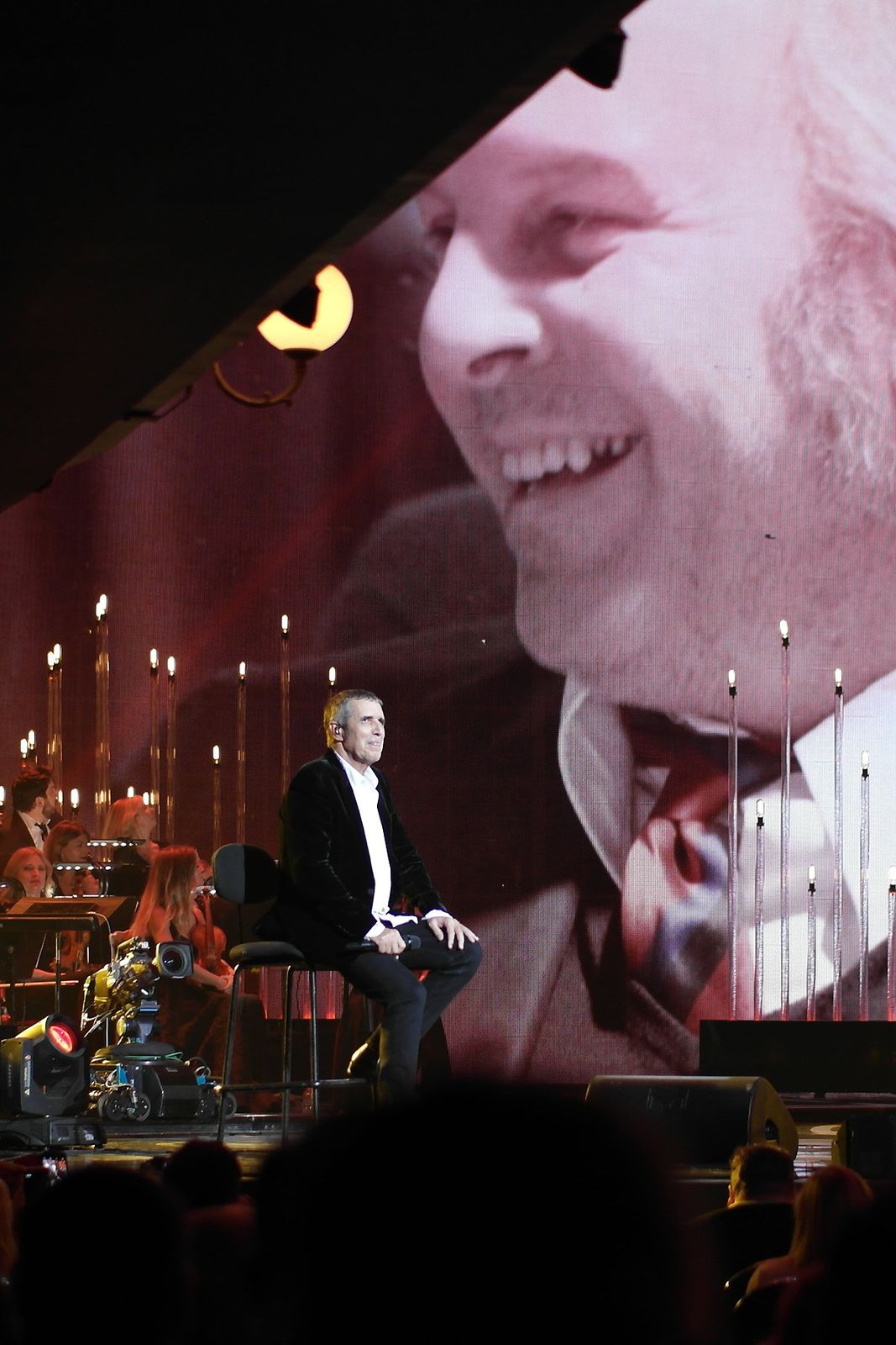 Mélissa, métisse d'Ibiza / Vit toujours dévêtue / Dites jamais que je vous ai dit ça / Ou Mélissa me tue / Le matin derrière ses canisses alors / Qu'elle est moitié-nue / Sur les murs devant chez Melissa / Y a tout pleins d'inconnus