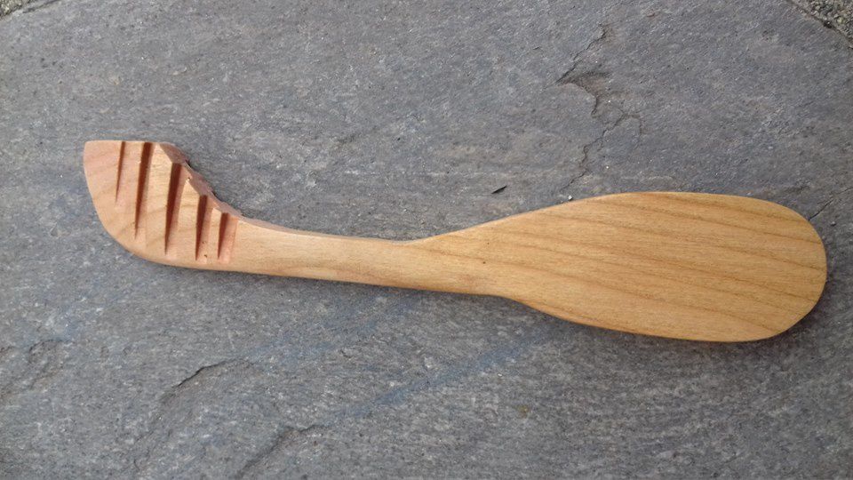 couteau réalisé à la main dans notre atelier avec du bois local merisier - frêne ou en chene