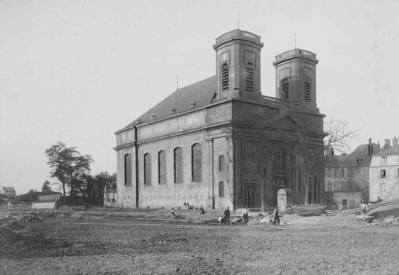 1903 - L'église lors de la démolition des remparts