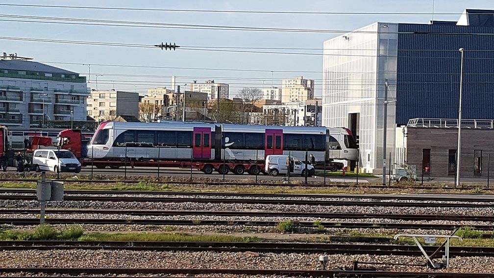 Le 72084 à Paris, une livraison de Tram-Train à Noisy et un Régiolis à Breteuil.