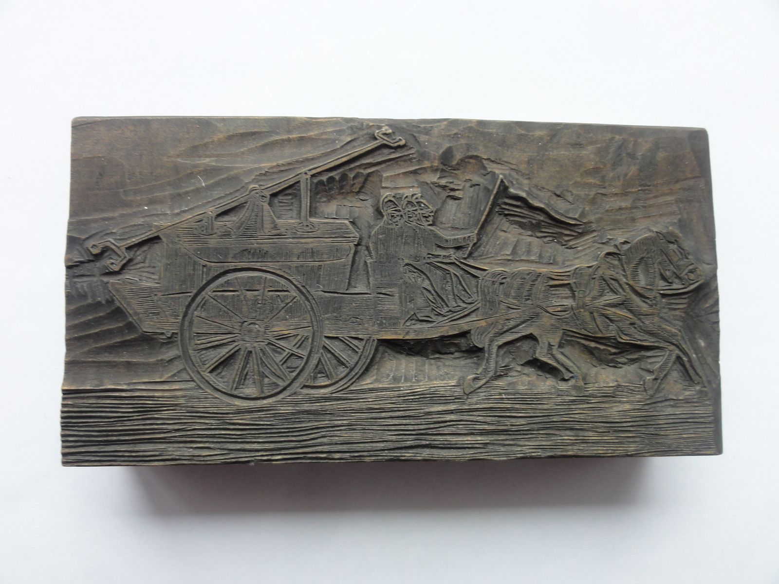 tampon encreur d'imprimerie en bois monoxyle représentant un attelage hippomobile avec une pompe à bras sur le chariot et des sapeurs pompiers assis  