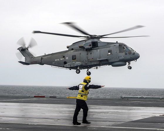 Premier appontage d'un Merlin sur le HMS Queen Elizabeth. (© Royal Navy)