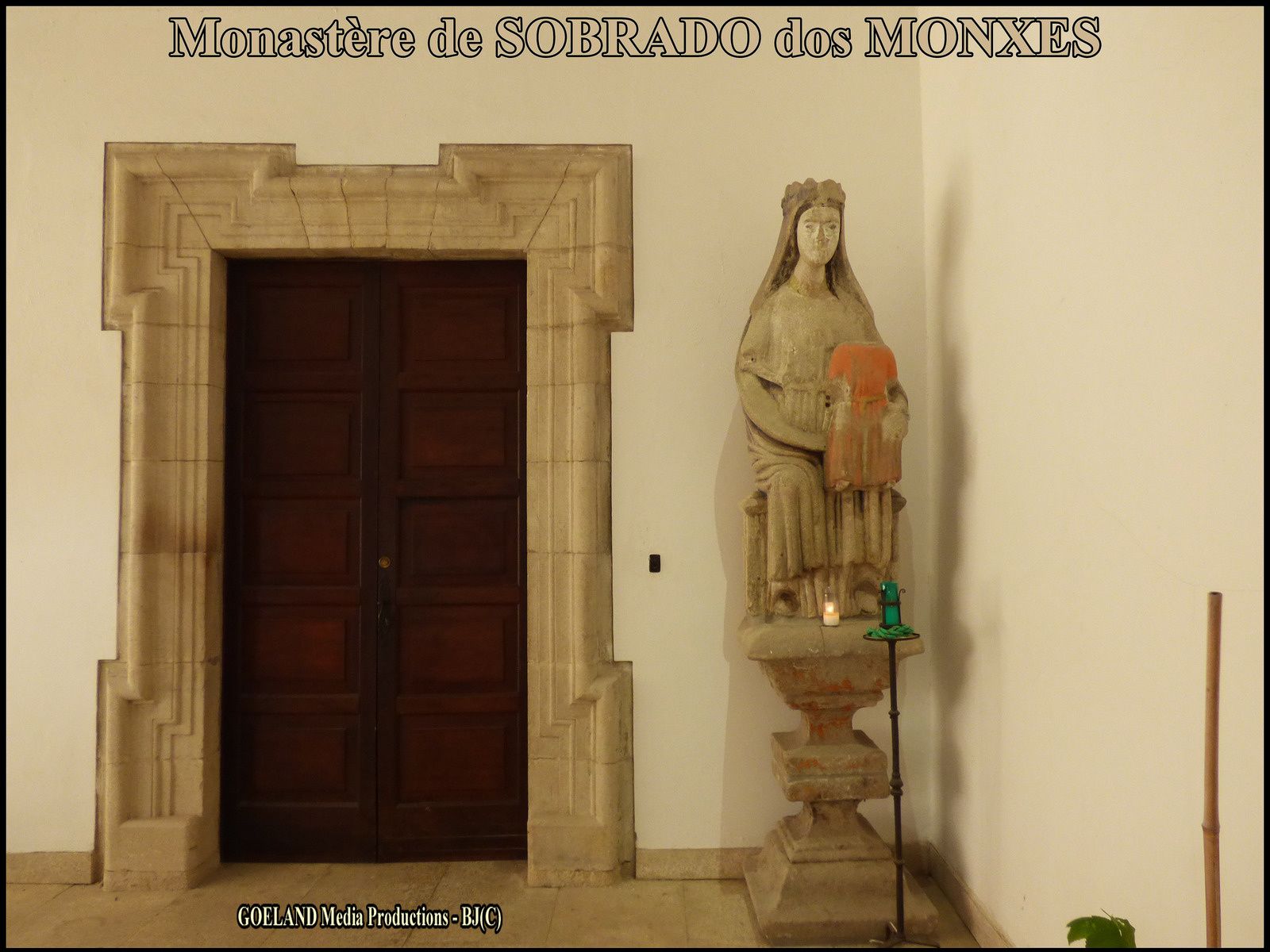 Vierge à l'entrée du bâtiment conventuel