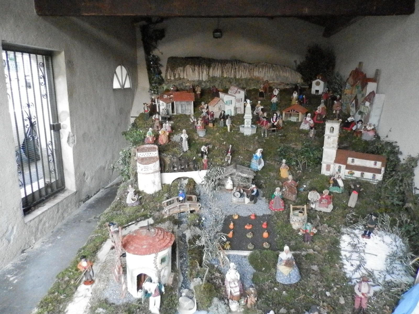 CRECHE - VILLAGE des MEES -  Alpes de Haute Provencen - provence - patrimoine