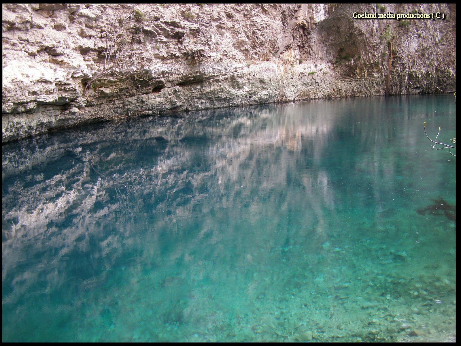 Vasque de la Fontaine de Vaucluse, source de la Sorgue à Fontaine de Vaucluse ( Vaucluse )